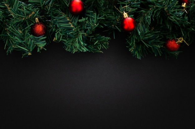 黒の木製の背景にクリスマス要素