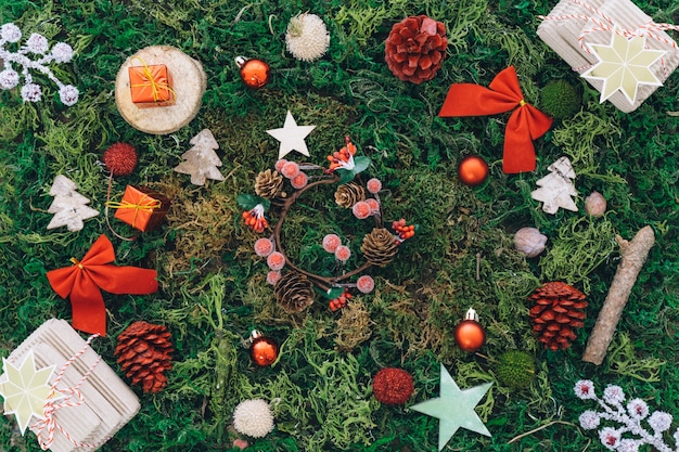 草の上のクリスマスの要素