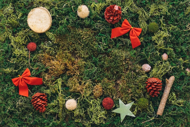 Foto gratuita elementi di natale su erba verde