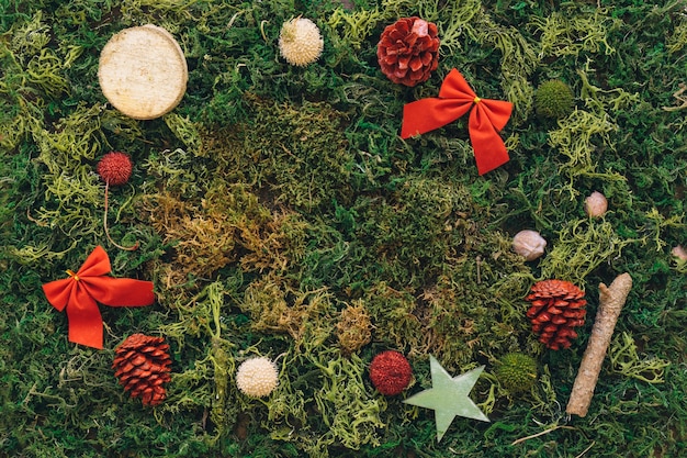 Рождественские элементы на зеленой траве