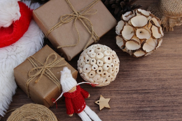 無料写真 木製の背景にクリスマスの要素