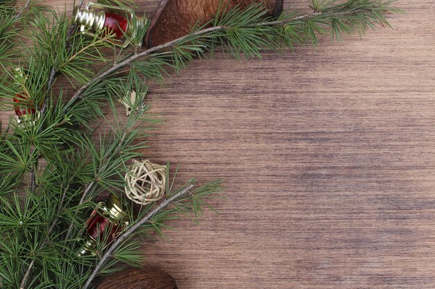 木製の背景にクリスマスの要素