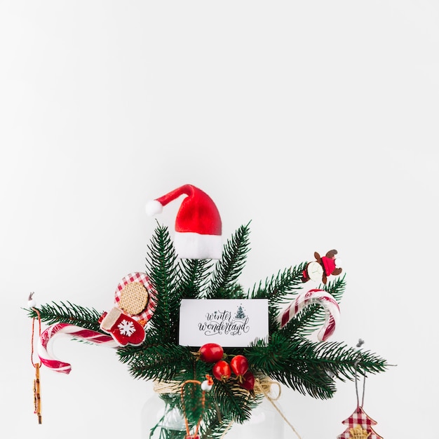 Рождественская еловая ветка, украшенная красочными орнаментами