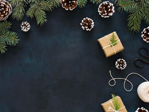 Бесплатное фото Рождественская еловая ветка с копией пространства