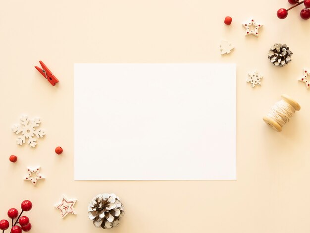 Рождественский макет плоской карты с копией пространства и украшениями на белом фоне, вид сверху