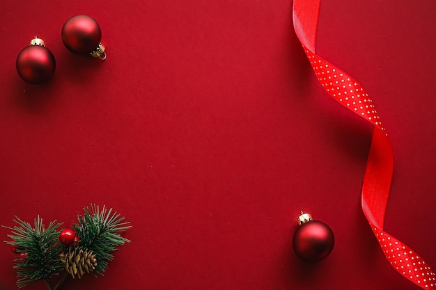 Рождественский плоский и праздничный дизайн-концепция украшение украшения и рождественская подарочная упаковка на красной бумаге ... Premium Фотографии