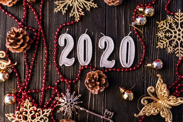 クリスマスフレーム。クリスマスプレゼント、弓、装飾。フラットレイ、上面図。 2020年の新年の装飾