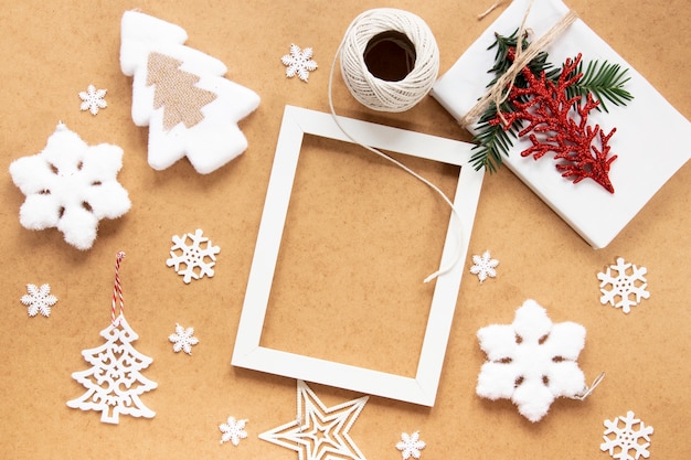 Free photo christmas frame mock-up with snowflakes