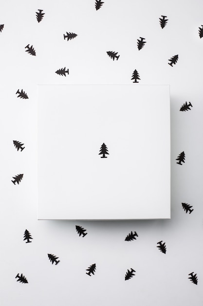 Бесплатное фото Рождественская подарочная коробка на белом фоне. над.