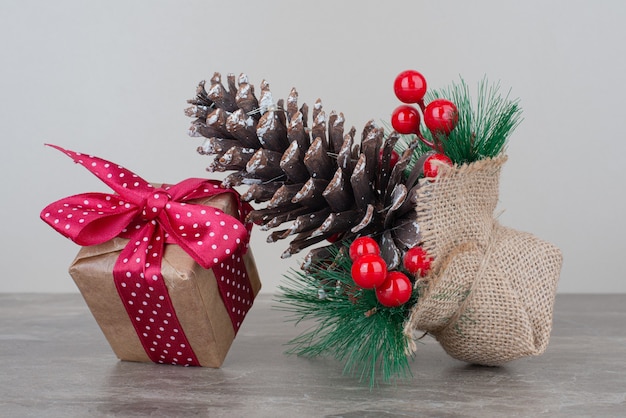크리스마스 선물 상자와 대리석 테이블에 pinecone.