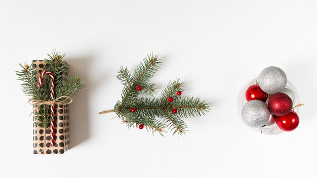 クリスマスプレゼントと伝統的な装飾