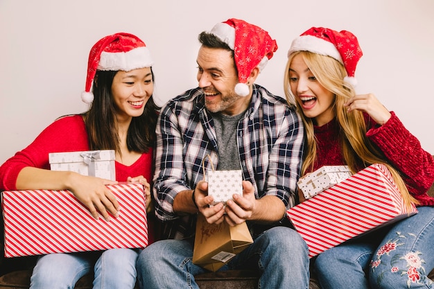 Free photo christmas gifting concept with joyful friends