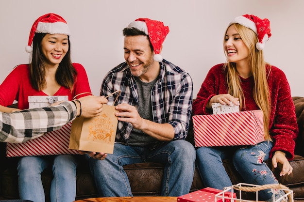 3人の友人とクリスマスプレゼントのコンセプト