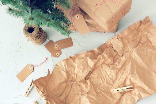 Foto gratuita regali di natale, etichette di carta e albero di natale