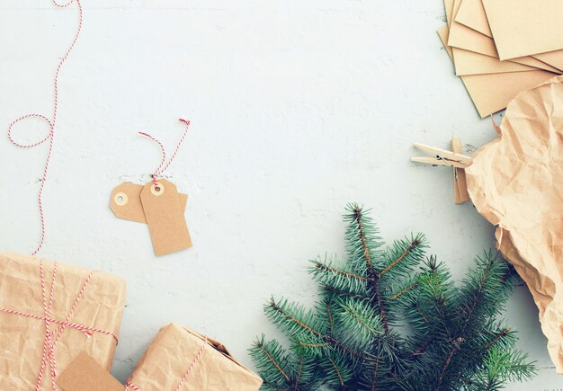 Рождественские подарки, бумажные бирки и новогодняя елка