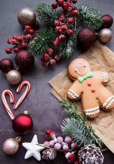 어두운 배경에 크리스마스 진저 쿠키입니다. 집에서 만든 맛있는 크리스마스 진저 브레드