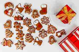 Free photo christmas gingerbread cookies and presents