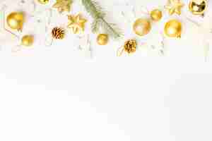 Foto gratuita decorazione dorata di natale su bianco