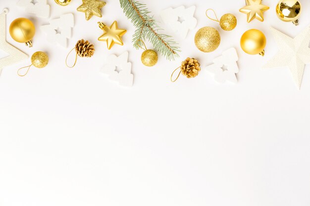 白いクリスマスの金色の装飾