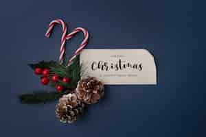無料写真 青い背景の上のクリスマスの飾りとクリスマスの挨拶メッセージ