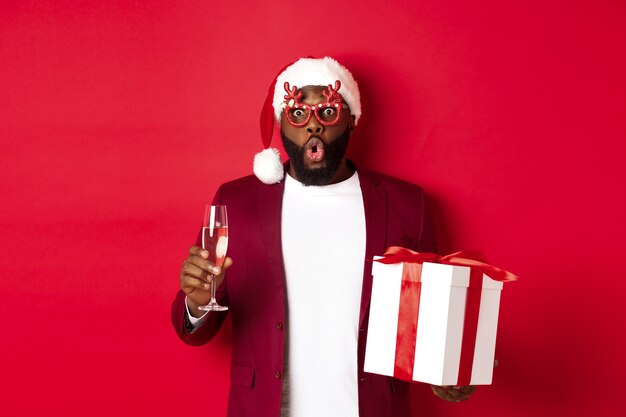 크리스마스. 파티 안경 및 산타 모자에 잘 생긴 아프리카 계 미국인 남자