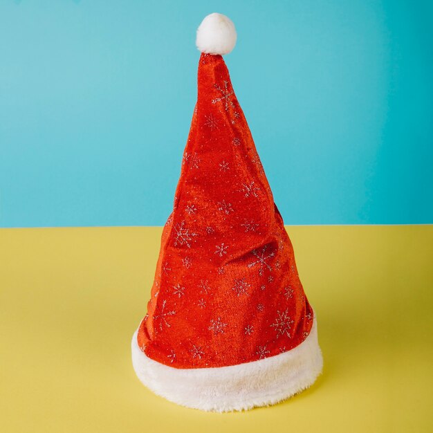 青と黄色の背景にクリスマスの帽子
