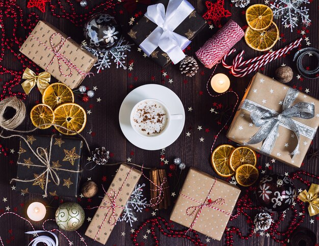 松ぼっくりキャンディー杖キャンドルで飾られたお祝いテーブルのクリスマスホリデーコーヒーカップドリンクギフトボックス