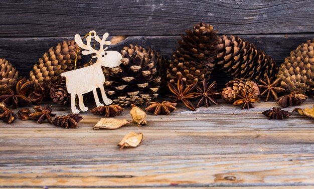 Рождество, праздничные украшения, на деревянном фоне