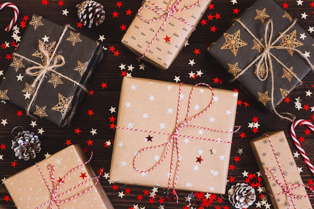 소나무 콘과 스파클 별 장식 축제 테이블에 크리스마스 휴일 선물 상자