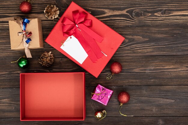 크리스마스 휴일 선물 쇼핑 배경입니다. 복사 공간 위에서 볼 수 있습니다. 공예 종이 선물 상자 파란색 배경, 평면도에 밧줄에서 묶여. 생일을위한 평평한 평신도 구성.