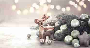 無料写真 キャンドルホルダー、クリスマスツリーとクリスマスツリーのおもちゃとクリスマス休暇の壁。
