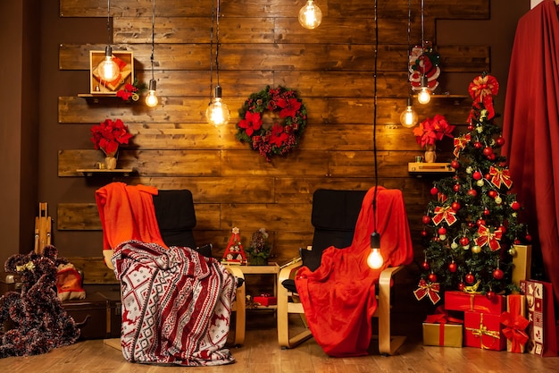 아름다운 크리스마스 트리가 있는 크리스마스 홈 디자인입니다. 아늑한 밤.
