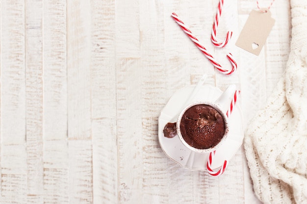 Cioccolata calda di natale con il bastoncino di zucchero e del cacao, vista superiore con lo spazio della copia