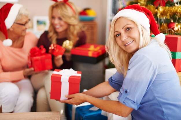 Рождество - время делиться подарками