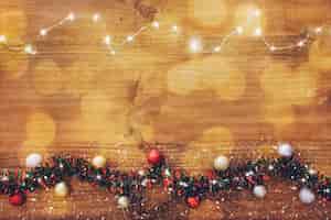 無料写真 木製の背景にクリスマスライトガーランド。