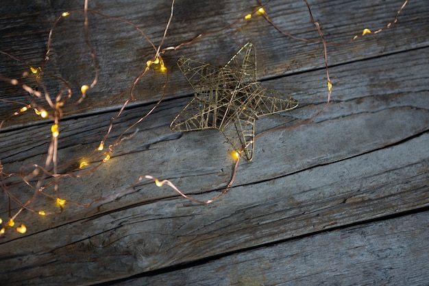 Бесплатное фото Рождественские огни на деревянный стол