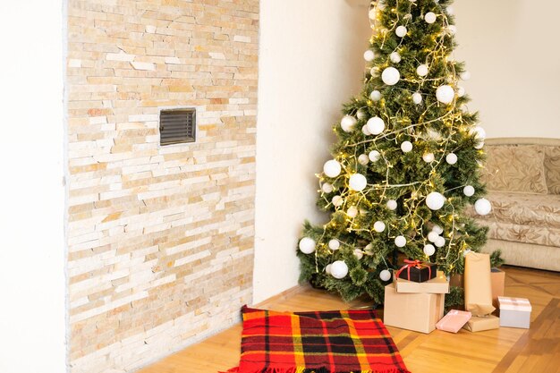 크리스마스 트리, 선물이 있는 크리스마스 거실. 아름다운 새해 장식 홈 인테리어