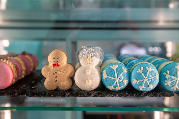 Free photo christmas macarons on a pastry shop window closeup