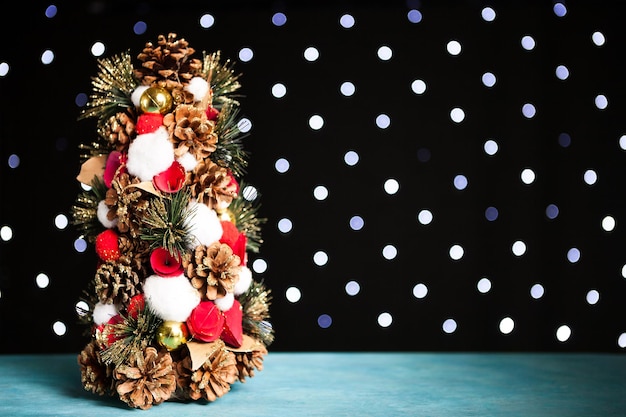 축제 bokeh 빛에 크리스마스 미니 트리입니다. 장식 및 휴일입니다. 계절과 새해