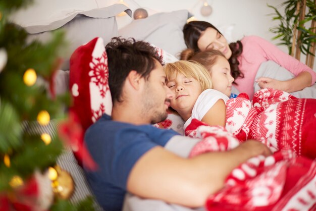 幸せな家族のためのクリスマスの朝