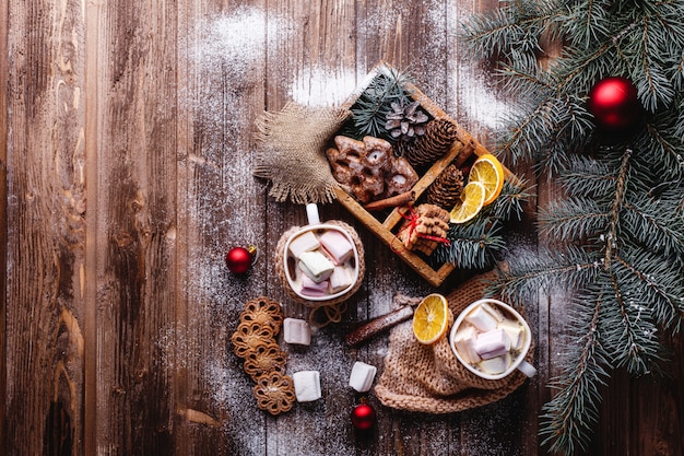 Free photo christmas and new year decor. two cups with hot chocolate, cinnamon cookies