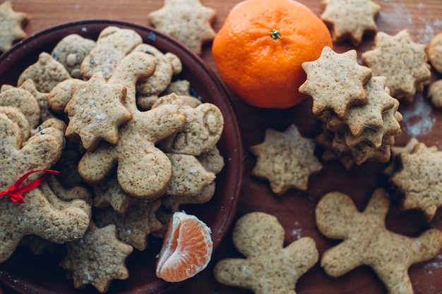 Foto gratuita biscotti di pan di zenzero di natale o di nuovo anno su un piatto