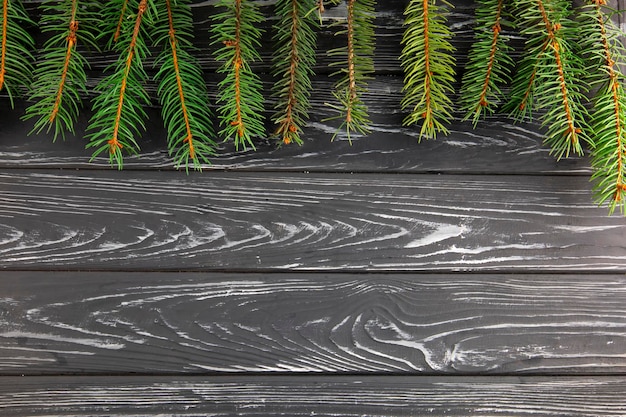 Рождество или новый год темный деревянный фон, рождественская черная доска в обрамлении сезонных украшений, место для текста, вид сверху