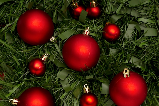 葉とボールで作られたクリスマスの飾り