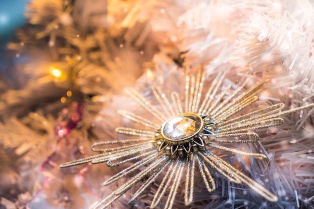 Foto gratuita ornamento di natale su un albero