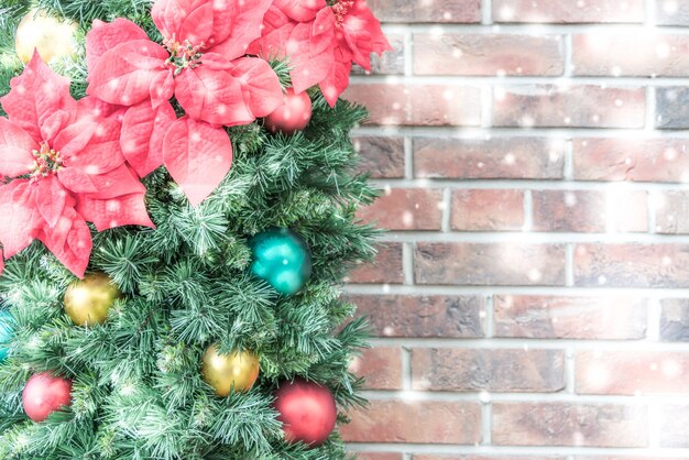 色のボールとレンガの壁とクリスマスの飾り