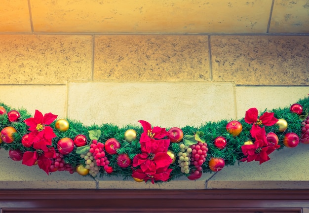 Foto gratuita ornamento di natale con fiori rossi