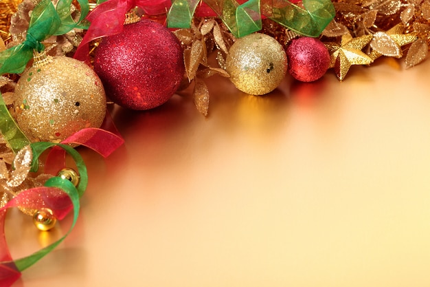 赤と金のボールとクリスマスの境界線