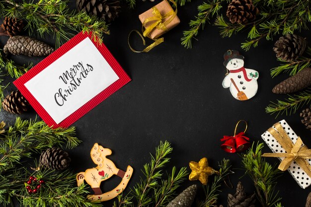 나뭇 가지와 카드 모형 크리스마스 장식품