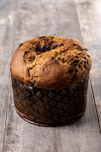 Free photo christmas panettone cake with chocolate chips on wooden table